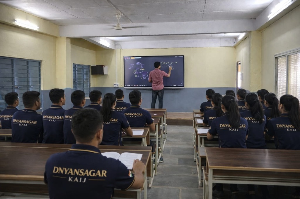 Interactive smart board teaching